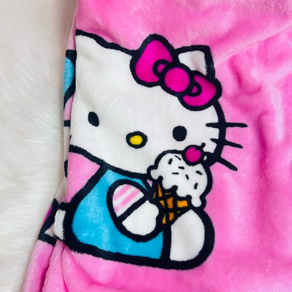 Hello Kitty Throw - Picture 2 of 4